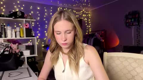 Snapshot of amily_sunray chatting on 15, 3, 2026 Amily online show from 15, 3, 2026