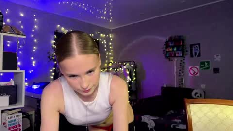 Snapshot of amily_sunray chatting on 8, 4, 2026 Amily online show from 8, 4, 2026