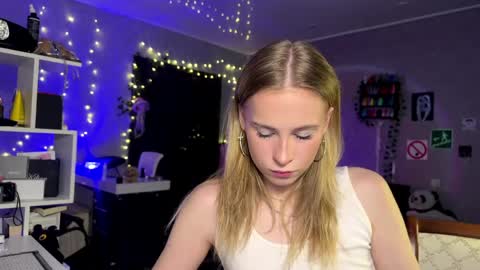 Snapshot of amily_sunray chatting on 9, 4, 2026 Amily online show from 9, 4, 2026