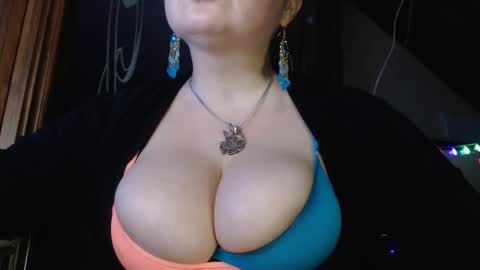 amorelara online show from 1, 1, 2025