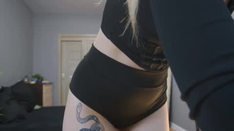 Snapshot of amylanee chatting on 6, 10, 2025 amylanee online show from 6, 10, 2025