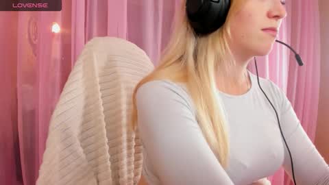 Snapshot of anabelmelody chatting on 12, 10, 2025 AnabelMelody online show from 12, 10, 2025