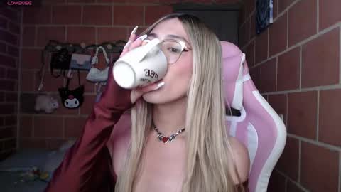 Snapshot of andrea_camila chatting on 9, 5, 2026 Andrea online show from 9, 5, 2026