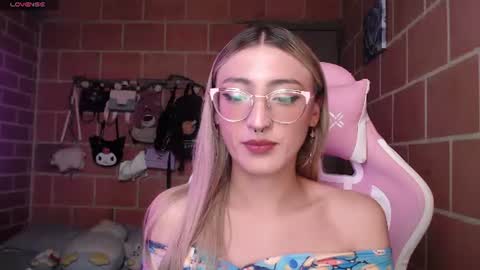 Snapshot of andrea_camila chatting on 9, 6, 2026 Andrea online show from 9, 6, 2026