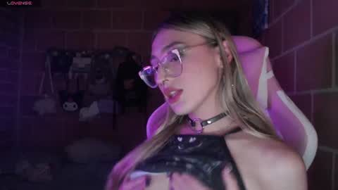 Snapshot of andrea_camila chatting on 11, 6, 2026 Andrea online show from 11, 6, 2026
