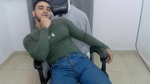 Snapshot of andres180950734 chatting on 6, 5, 2026 andres180950734 online show from 6, 5, 2026