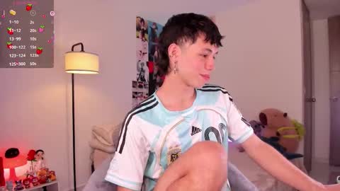 Snapshot of angel_bless19 chatting on 20, 10, 2025 Angel help me with 100 thumbs up online show from 20, 10, 2025