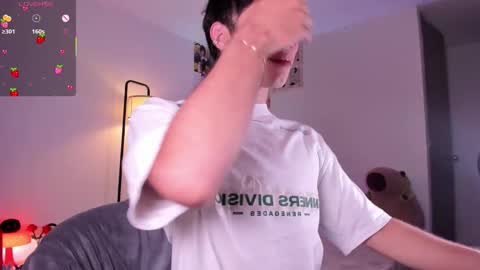 Snapshot of angel_bless19 chatting on 6, 11, 2025 Angel help me with 100 thumbs up online show from 6, 11, 2025