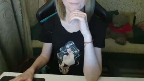 Snapshot of angelcute32 chatting on 11, 10, 2025 AngelCute32 online show from 11, 10, 2025