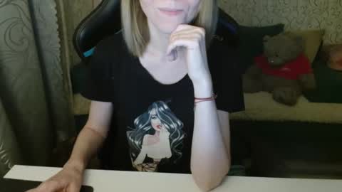 Snapshot of angelcute32 chatting on 13, 11, 2025 AngelCute32 online show from 13, 11, 2025