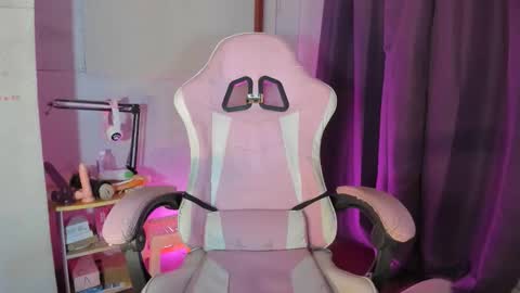 Snapshot of angelmoanster2 chatting on 8, 4, 2026 angel online show from 8, 4, 2026