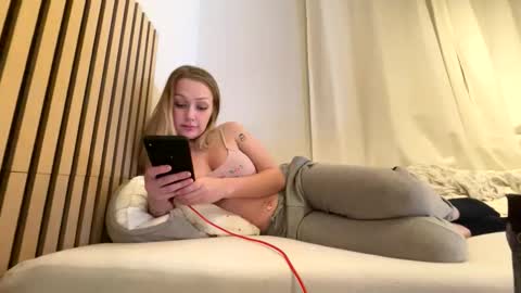Snapshot of angeloiid chatting on 11, 9, 2025 Angeloiid white fakeboobs lingerie skinny norway online show from 11, 9, 2025