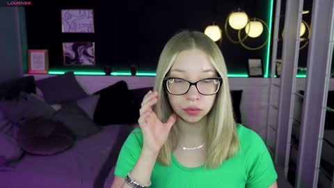 Snapshot of annabelle_art chatting on 23, 12, 2024 Annabelle online show from 23, 12, 2024