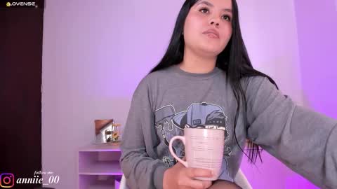 Snapshot of anniie_0 chatting on 11, 10, 2025 Annie online show from 11, 10, 2025