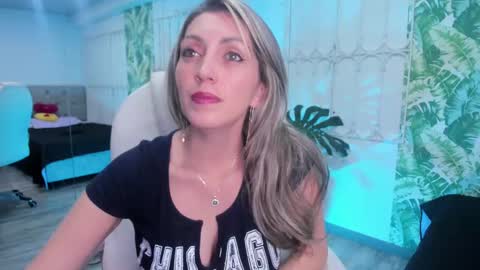 Snapshot of anny_sweet72 chatting on 19, 9, 2025 Anny online show from 19, 9, 2025