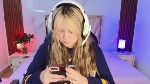 My name is Andrea  thumb up me please its important online show from 17, 1, 2026