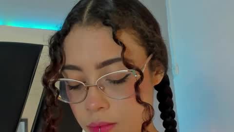 A N T O N E L L E  online show from 18, 1, 2025