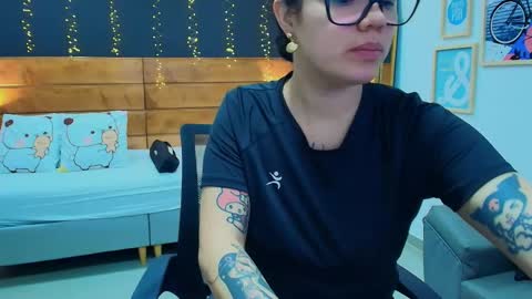 Snapshot of aria_bloomer chatting on 26, 4, 2026 Ari online show from 26, 4, 2026