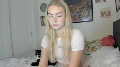 Snapshot of ariah_is_blonde chatting on 1, 10, 2025 Ariah online show from 1, 10, 2025