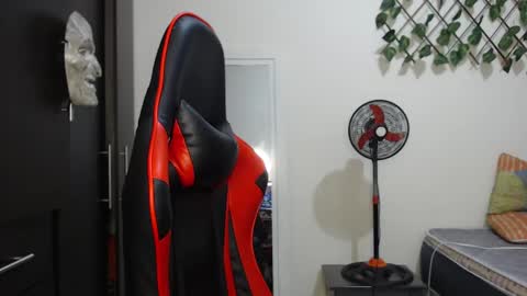 Snapshot of arielbronwxxx chatting on 12, 3, 2025 chris online show from 12, 3, 2025