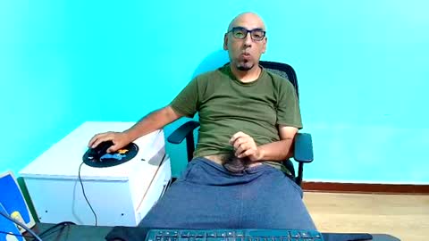Snapshot of arnelux72 chatting on 4, 8, 2026 arnelux72 online show from 4, 8, 2026