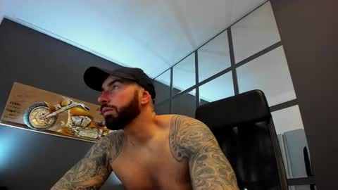 Snapshot of arongrant chatting on 4, 2, 2025 AronGrant online show from 4, 2, 2025
