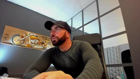 Snapshot of arongrant chatting on 10, 3, 2025 AronGrant online show from 10, 3, 2025