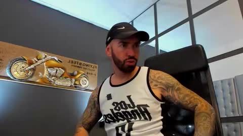 Snapshot of arongrant chatting on 2, 10, 2025 AronGrant online show from 2, 10, 2025