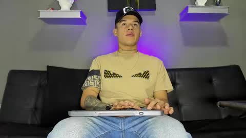 Snapshot of aroon_fit chatting on 6, 2, 2026 AROON HOT online show from 6, 2, 2026