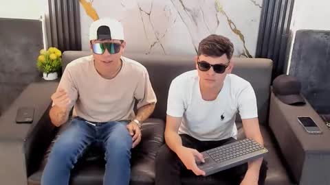 Aroon   online show from 11, 4, 2026