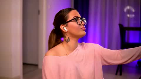 Lunaa  online show from 26, 11, 2025