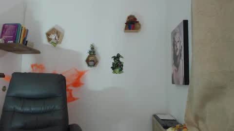 Sarah .3   hello guys .im love online show from 10, 10, 2025