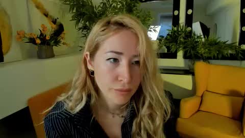 Snapshot of astramonroe chatting on 29, 9, 2025 astramonroe online show from 29, 9, 2025