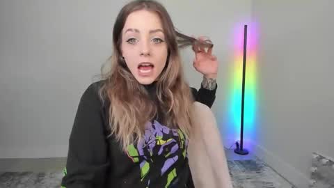 Astrid Luxe online show from 17, 4, 2026