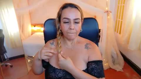Snapshot of aunty_milf0 chatting on 2, 5, 2026 aunty_milf0 online show from 2, 5, 2026