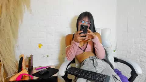 Monii Yi online show from 14, 11, 2025