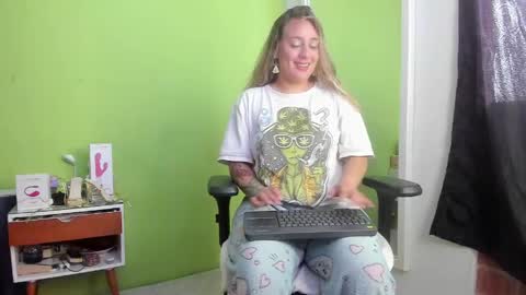Snapshot of auradivina2 chatting on 17, 5, 2026 Aura Divina online show from 17, 5, 2026