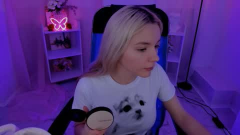 aurorawrenfield online show from 15, 9, 2025