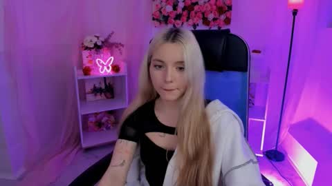 aurorawrenfield online show from 22, 9, 2025