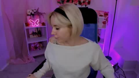 aurorawrenfield online show from 4, 11, 2025