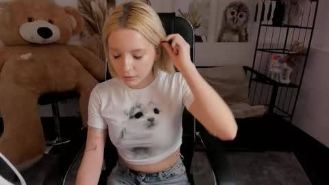 aurorawrenfield online show from 12, 1, 2026