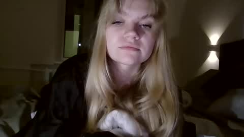 Snapshot of auroraxroses chatting on 25, 10, 2025 AuroraXRoses online show from 25, 10, 2025