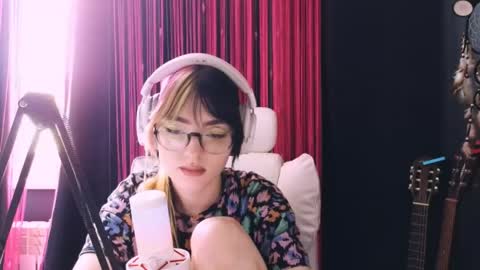 Snapshot of avi_nile chatting on 4, 5, 2026 Avriel online show from 4, 5, 2026