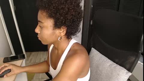 Snapshot of avis_lara chatting on 27, 4, 2026 AVIS online show from 27, 4, 2026