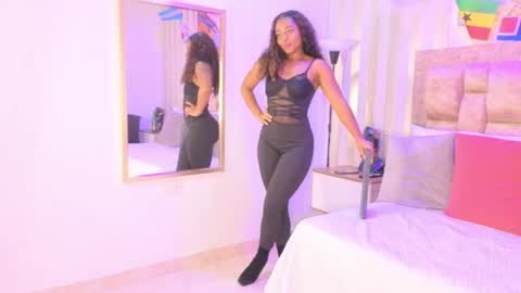 Snapshot of avis_lara chatting on 24, 6, 2026 AVIS online show from 24, 6, 2026