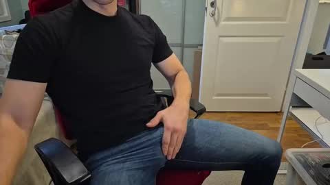 Snapshot of awesome_a chatting on 8, 10, 2025 A online show from 8, 10, 2025