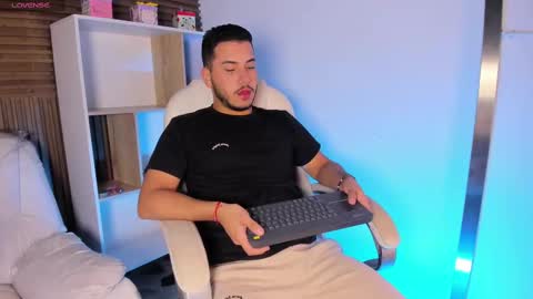 axel_grey_ online show from 3, 10, 2025