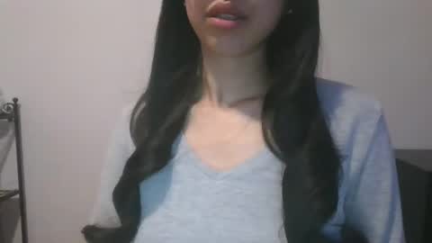 Snapshot of axuepetitt chatting on 17, 12, 2024 axue online show from 17, 12, 2024