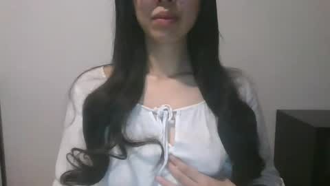 Snapshot of axuepetitt chatting on 18, 12, 2024 axue online show from 18, 12, 2024