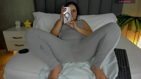 Snapshot of ayla13_ chatting on 6, 7, 2026 Alyda Jaramillo online show from 6, 7, 2026